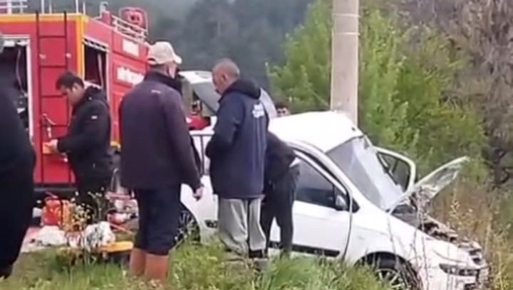 Otomobil elektrik direğine çarptı: 2 ölü