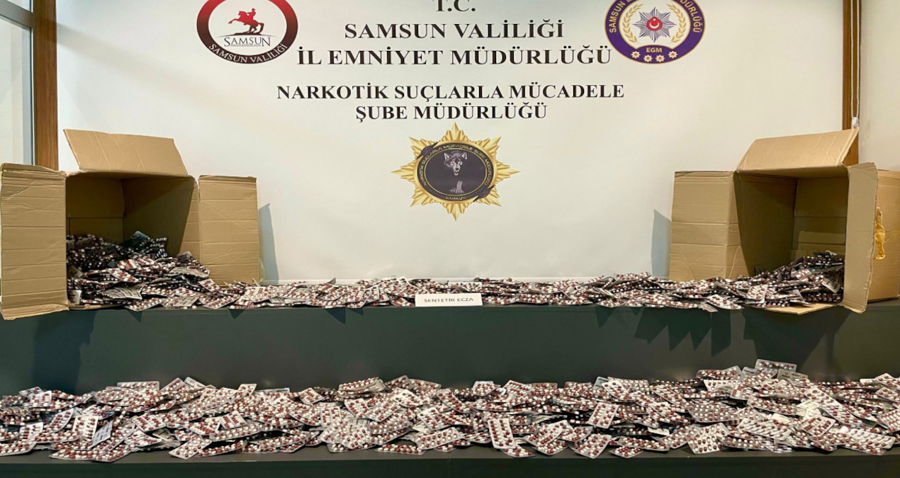 samsunda gardiroba gizlenmis 47 bin 824 sentetik ecza hapi yakalandi QFQbZs9K