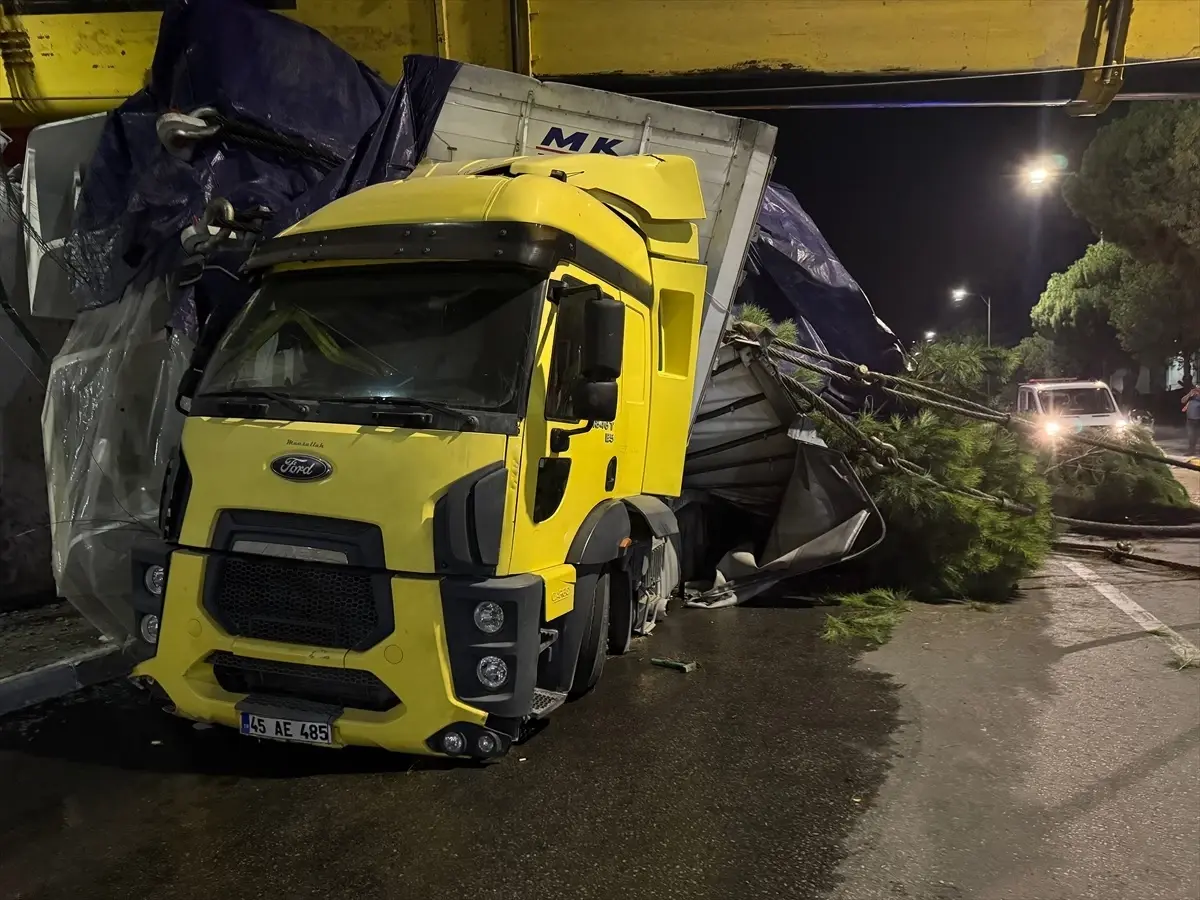 yunusemrede vinc devrildi operator hastaneye kaldirildi PQQmfttv