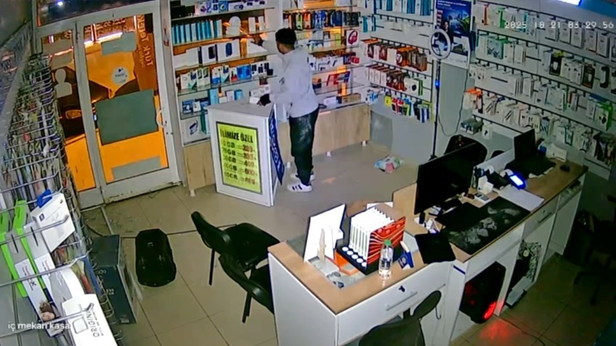 elazigda piskin hirsiz kameraya yakalandi telefoncudan secerek malzeme caldi e8eGu2gu.jpg