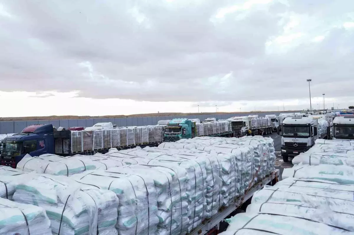 misirdan gazzeye 400 kamyon insani yardim girisi UA3JcJWZ.jpg