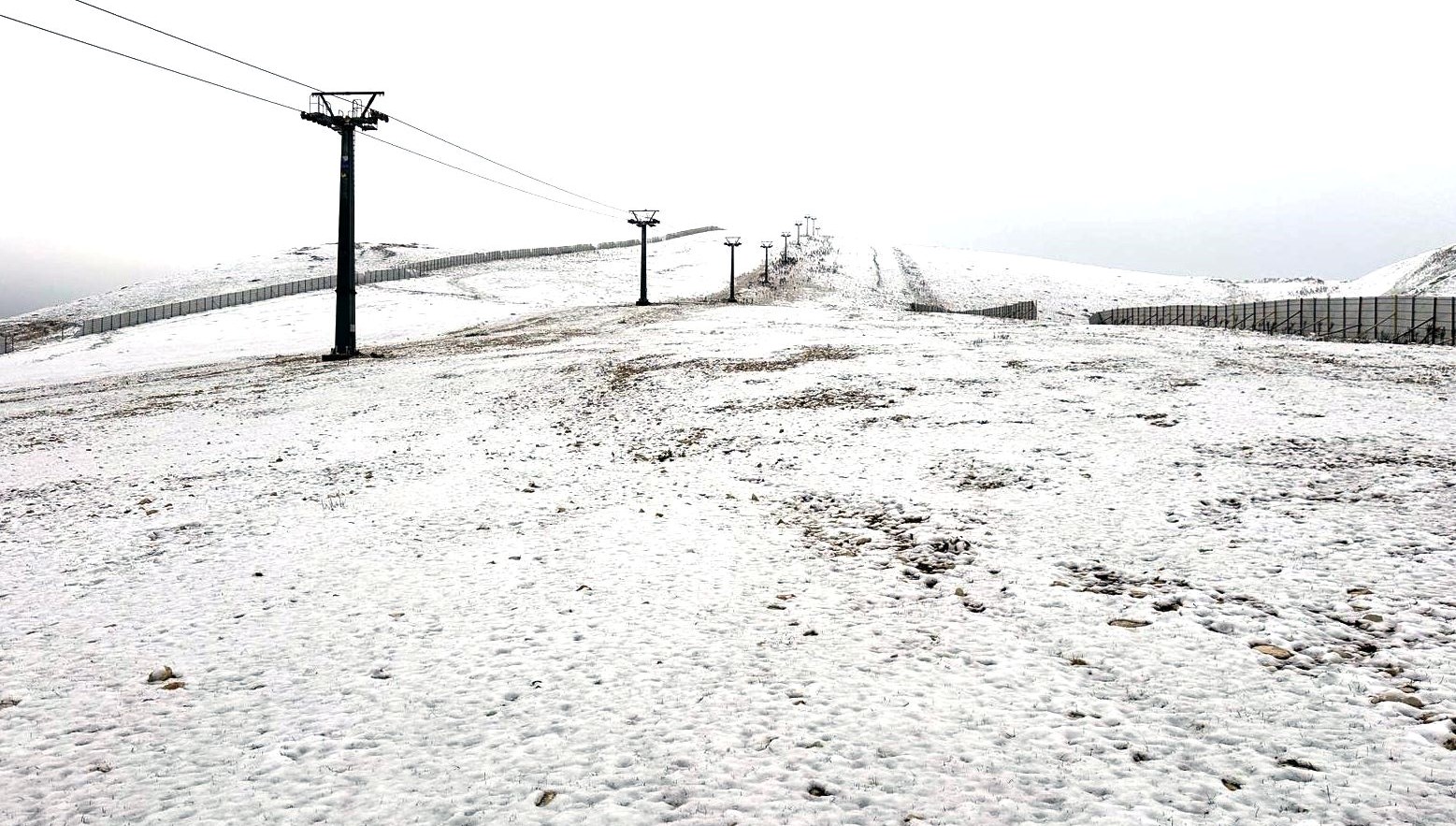 yagisli hava yerini kara birakti zirve beyaza burundu dmD7w5nv.jpg